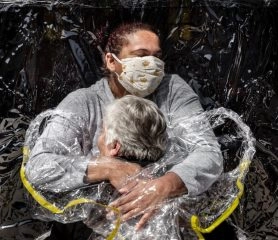 È la fotografia “Il Primo Abbraccio” ad aggiudicarsi il premio World Press Photo of The Year. Lo...