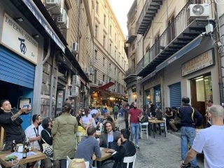 Con la zona gialla la Vucciria cambia forma e si adegua alle regole imposte contro il contagio da...