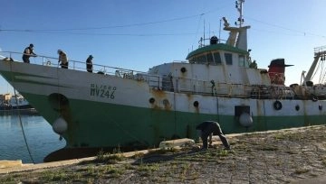 Peschereccio siciliano: Sul ponte il comandante Giuseppe Giacalone con la testa fasciata e la...