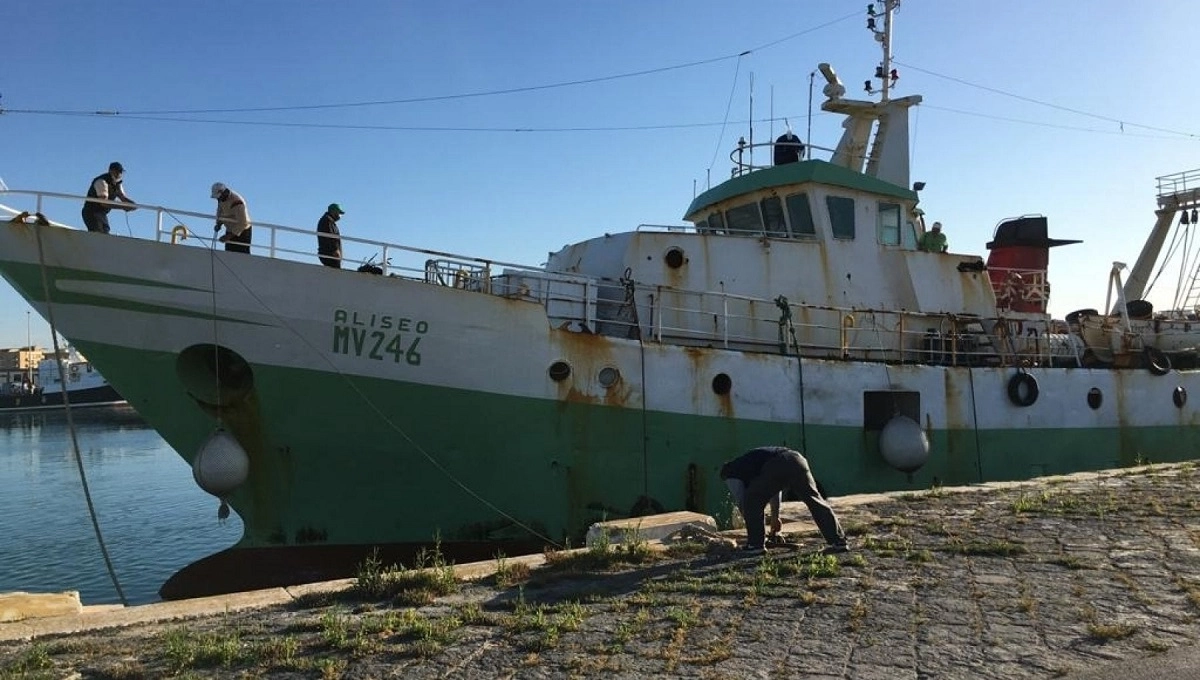 Peschereccio siciliano: Sul ponte il comandante Giuseppe Giacalone con la testa fasciata e la...