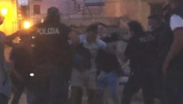 Movida violenta a Palermo, nel centro di piazza Magione. In alcuni video diventati virali si vedono...