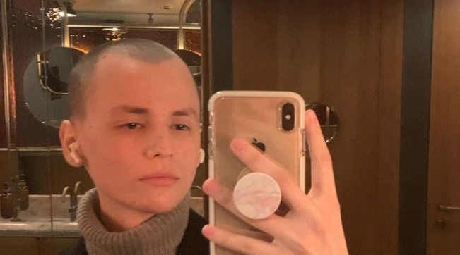 È morto a soli 17 anni il tiktoker Riccardo Coman. Raccontava la sua battaglia contro il cancro sui...