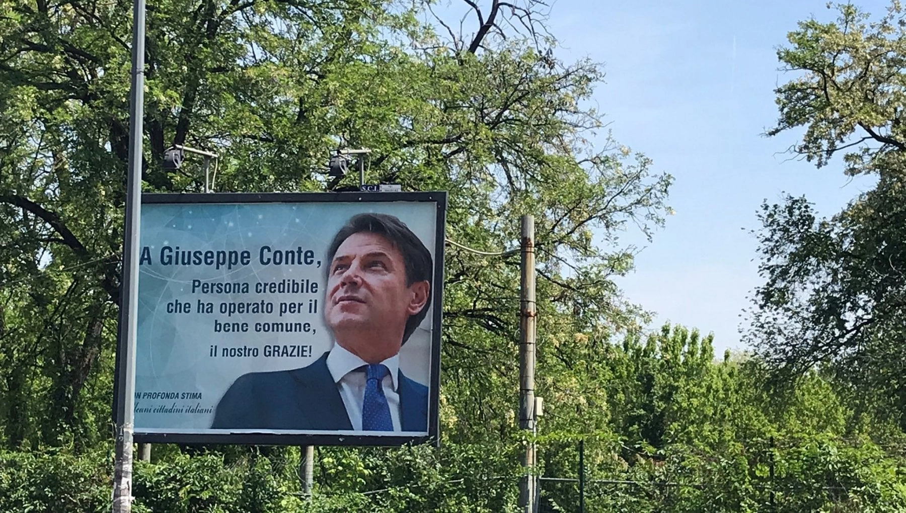 Le strade d’Italia saranno riempite dal volto di Giuseppe Conte. È questa l'idea partita da una...