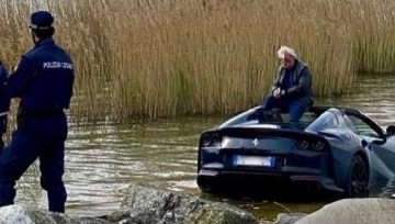 UNA FERRARI NEL LAGO: Succede a Sirmione, sul Lago di Garda nella giornata di ieri. Secondo quanto...