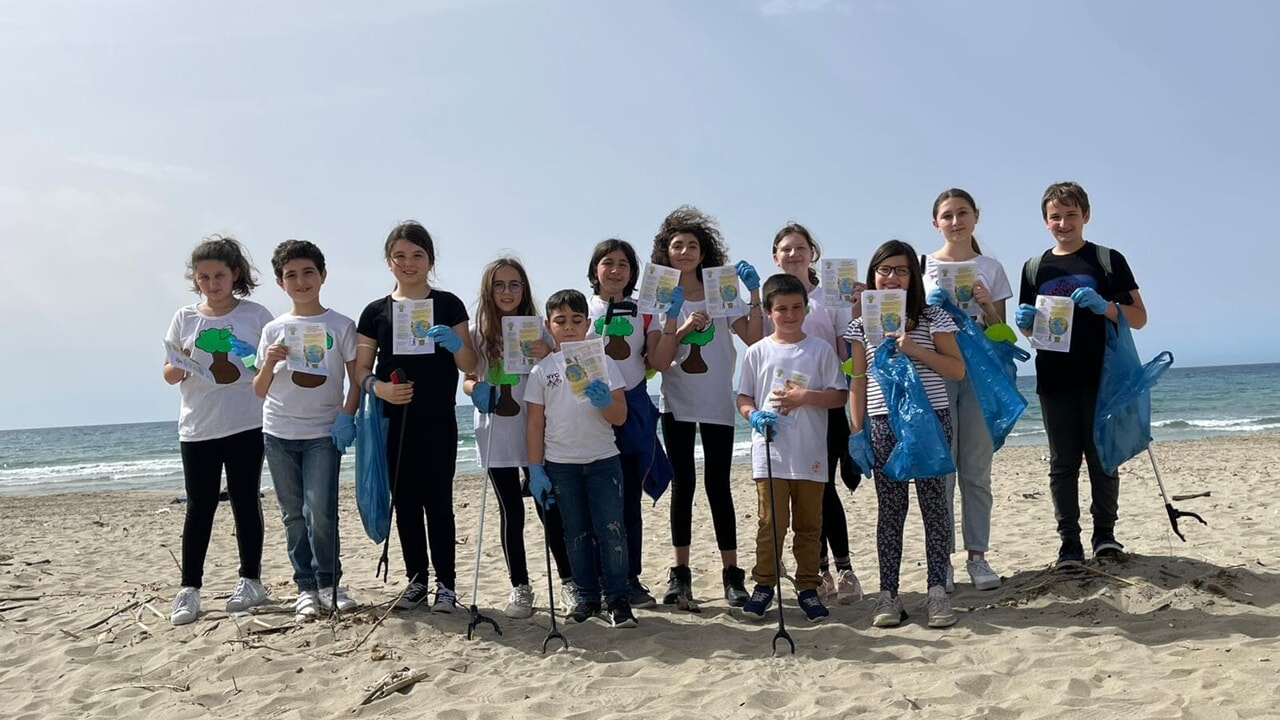 Palermo, gruppo di ragazzini dà l’esempio e ripulisce la spiaggia dai rifiuti: “Venite con noi”