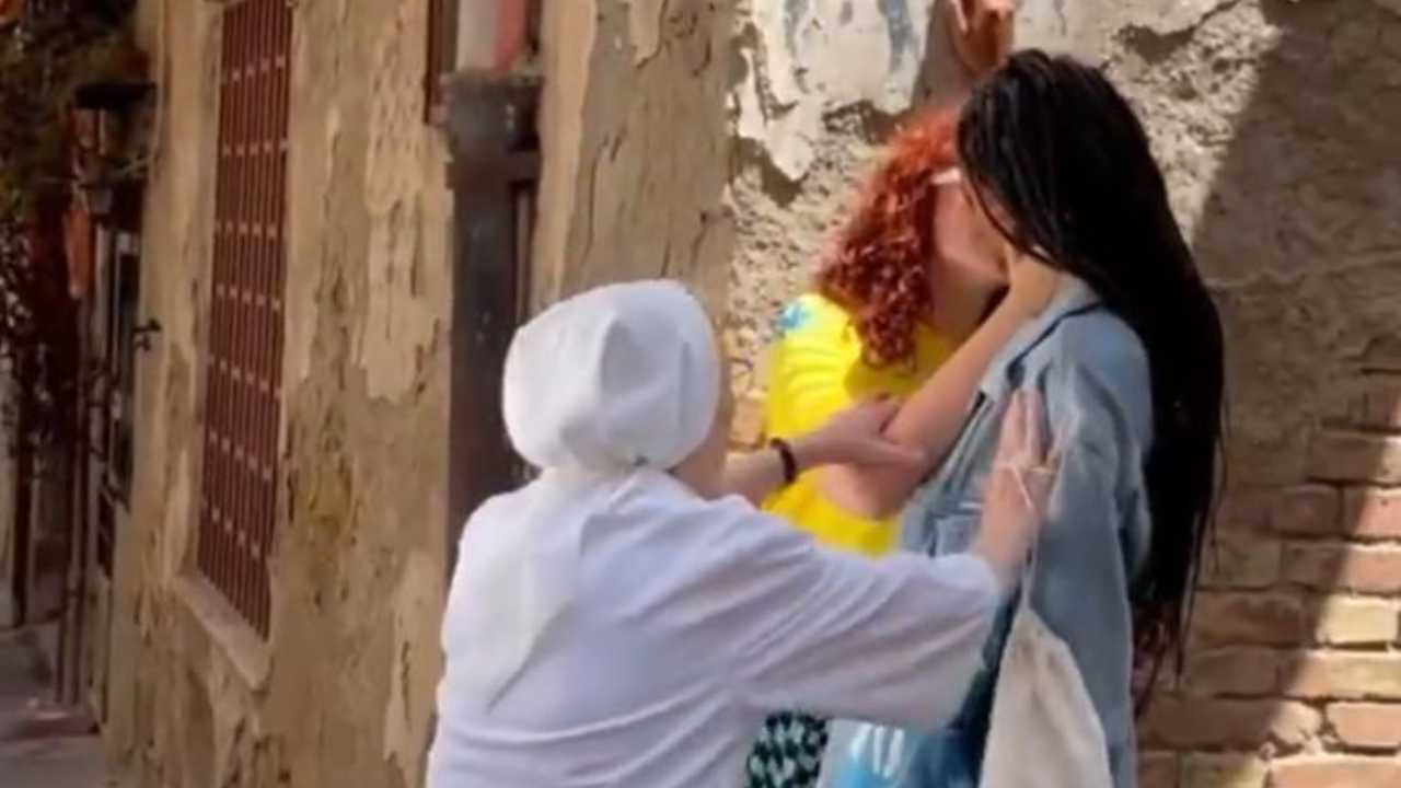 Suora interrompe bacio saffico tra due modelle: “Siete il diavolo” – VIDEO