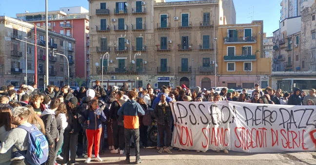 Bloccati gli ingressi dell’istituto professionale Pietro Piazza di Palermo. Questa mattina gli...