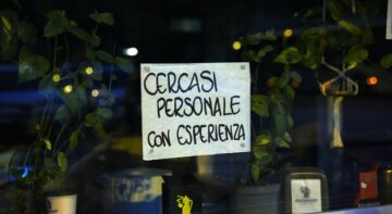 7284868_13120113_lavoro_rifiutato_giovani_cartelli_mamma_porta_figlio_consegnare_curriculum