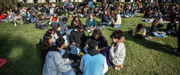 Studenti entrano allU'niversità Statale per un'assemblea dopo la manifestazione 'No Meloni day'