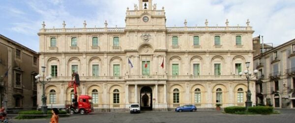 Catania_Palazzo_dellUniversità_-_panoramio-625x350