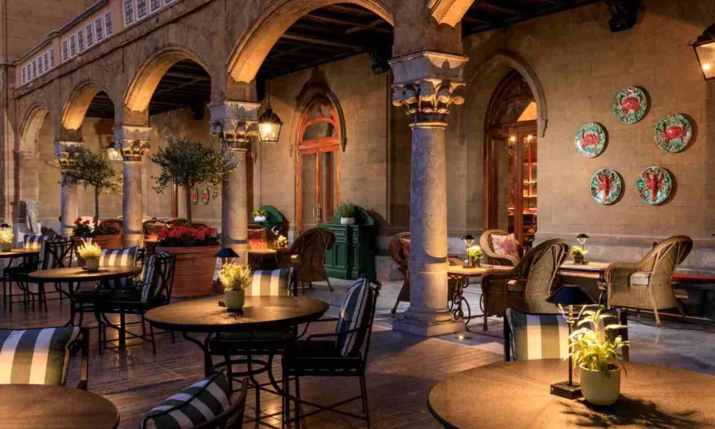 @repertorio Aperitivo a Palermo. Accomodarsi su uno sgabello e bere ad un bancone, datati entrambi...