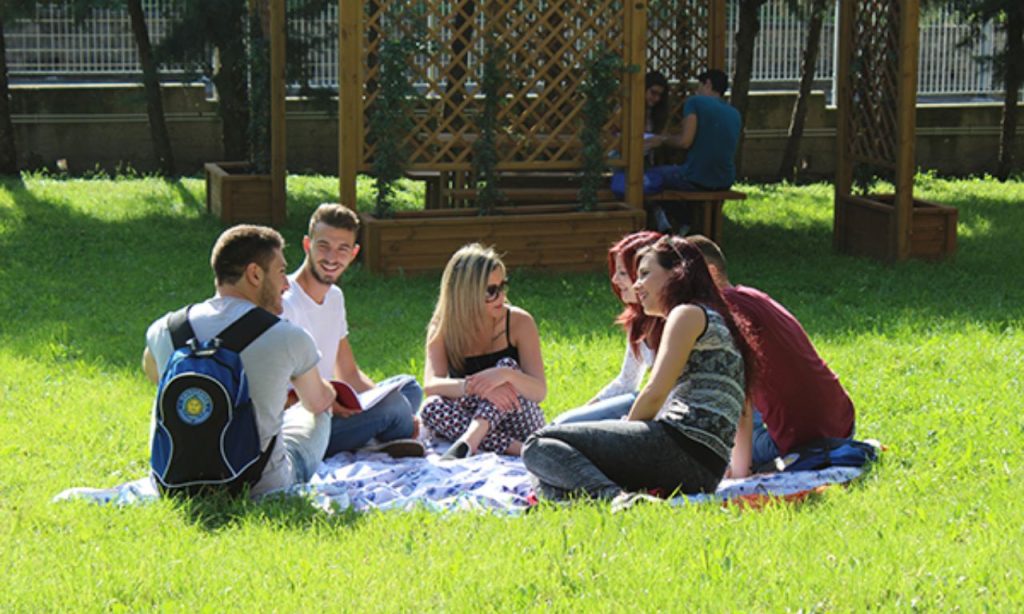 Studenti in un prato