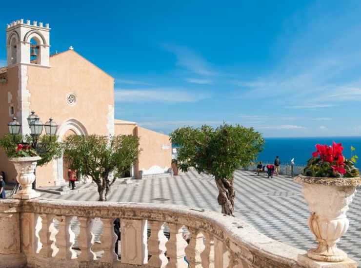 Taormina: Piazza IX Aprile.