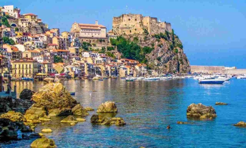 Sono più di 200 i castelli medievali presenti in Sicilia, visitarli tutti sarebbe impossibile per chi ha a disposizione poco tempo.