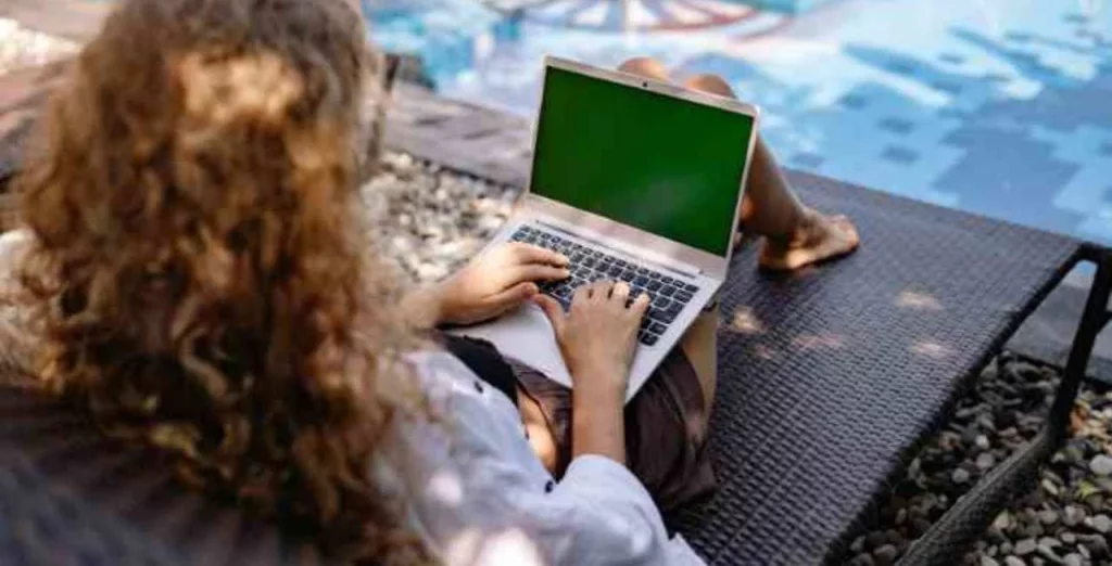 lavoro-remoto-piscina-23082023-grantennistoscana.it_