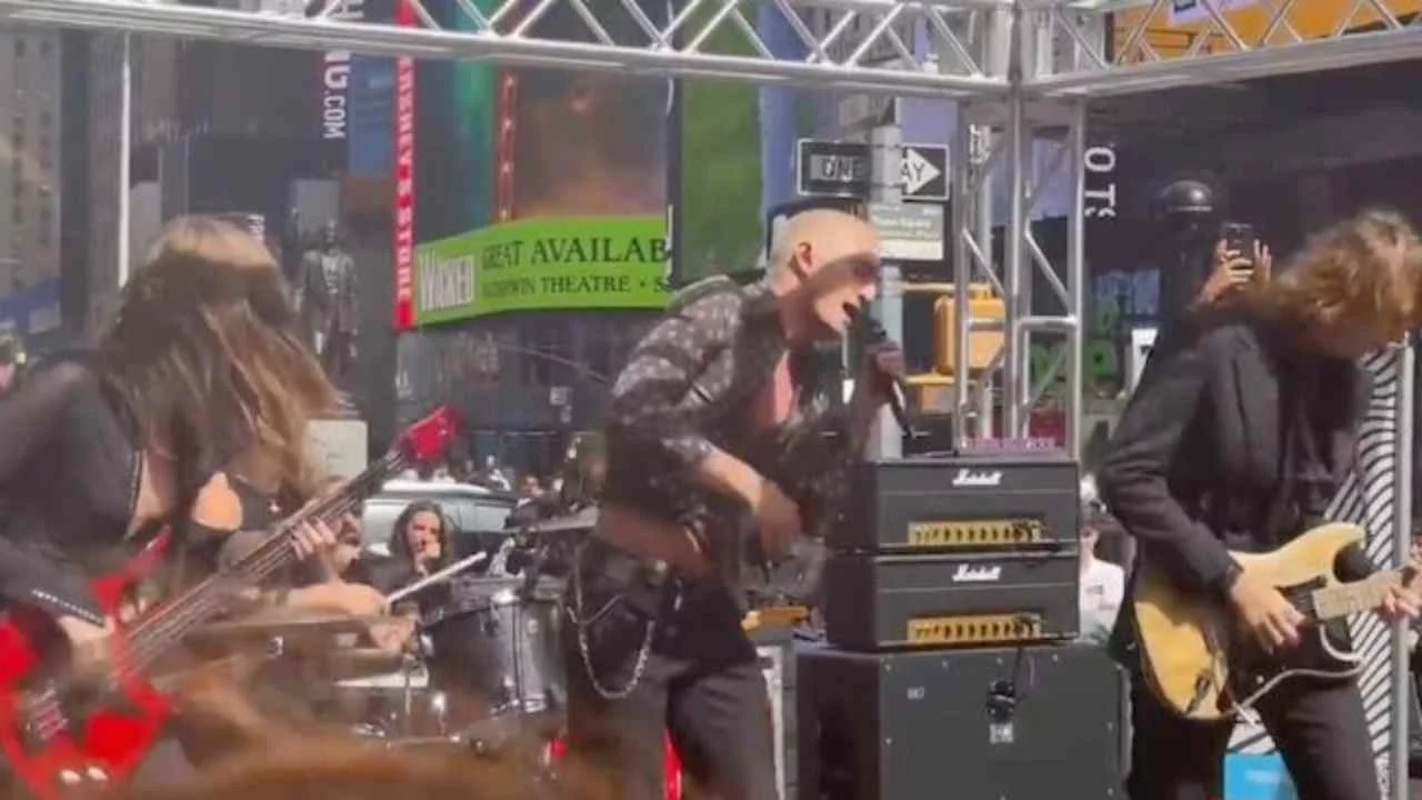 Maneskin, il concerto a sorpresa a Times Square a New York – VIDEO