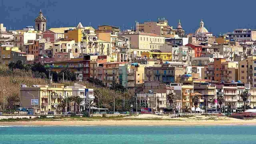 La Sicilia, con la sua storia millenaria, si erge come un gioiello storico, questa è la città più...