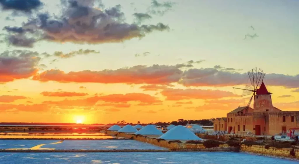 TgCom24 ha raccolto in un elenco le saline più belle del mondo: non manca la Sicilia, con uno dei...
