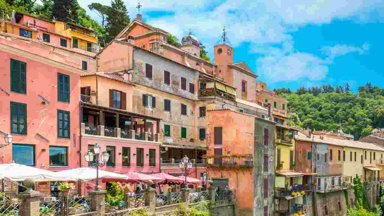 In questo incantevole borgo, ogni passo è un'esperienza sensoriale unica. Mentre passeggi tra le...