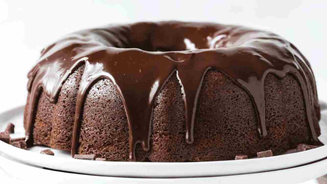 Il Bundt al cioccolato è il dolce ideale per il Natale: semplice da preparare, con pochi ingredienti...