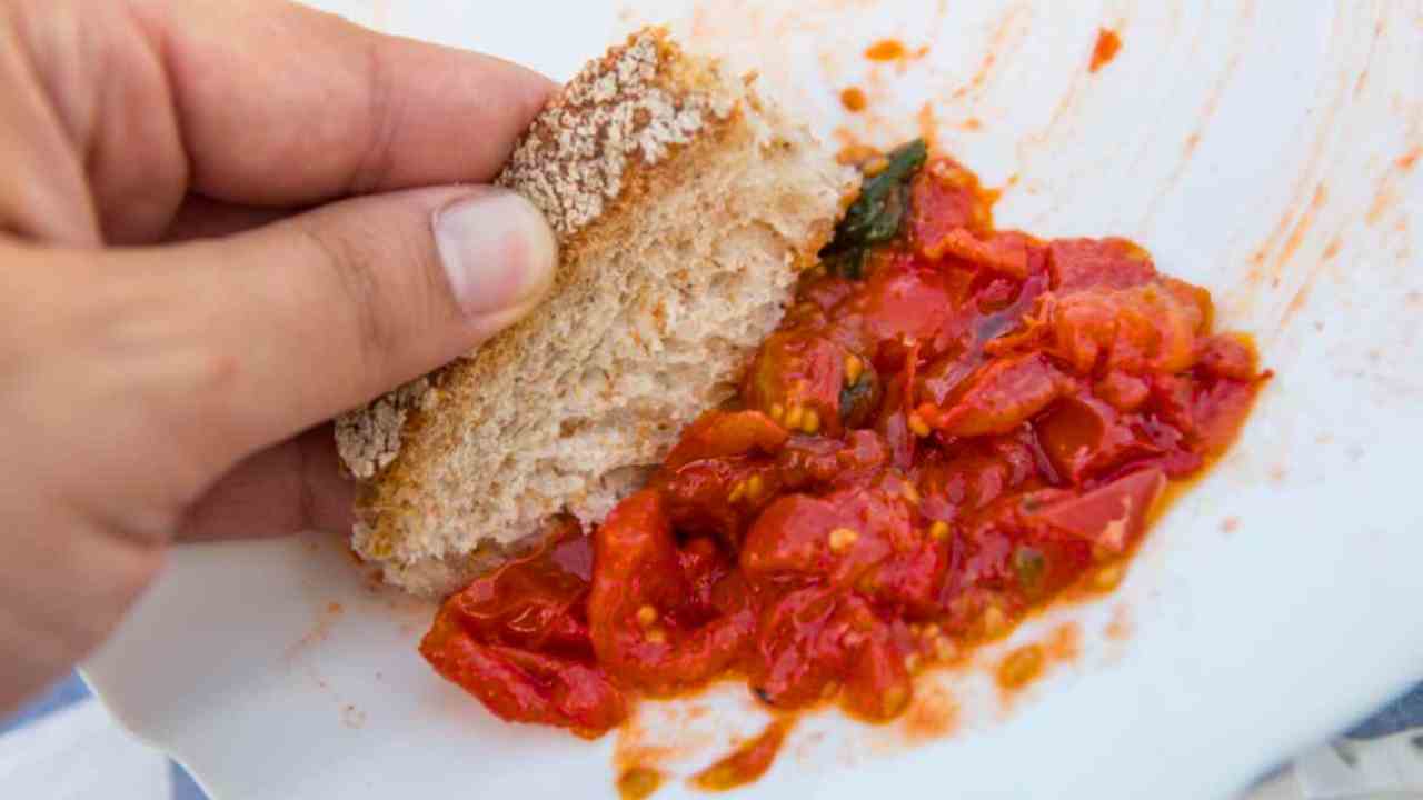 Perché si dice “fare la scarpetta”? Storia e origine dell'usanza culinaria tutta italiana Perché si dice “fare la scarpetta”? Storia e origine dell'usanza culinaria tutta italiana