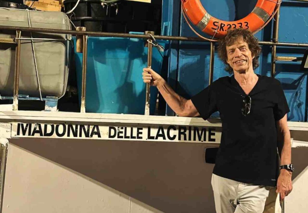 Prendete Mick Jagger, aggiungete una spruzzata di sole di Sicilia e avrete la ricetta perfetta per un'avventura stravagante! 
