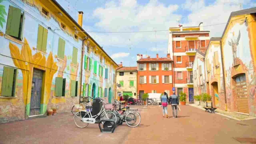 Immersa nel cuore dell'Italia, la piazza più colorata incanta i visitatori con il suo straordinario...