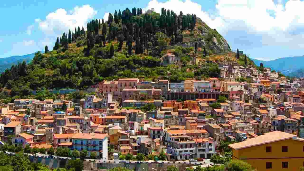 Esplora il magnifico borgo siciliano, dove le affascinanti vie acciottolate si intrecciano tra...