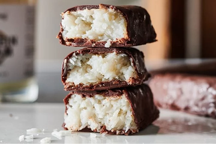 Golose barrette di cioccolato al cocco | è davvero una goduria, ecco come prepararle in meno di 5 minuti