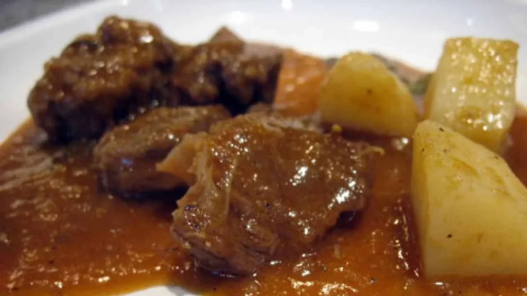 Scopri un modo inedito per preparare lo spezzatino: una ricetta infallibile che garantisce carne...