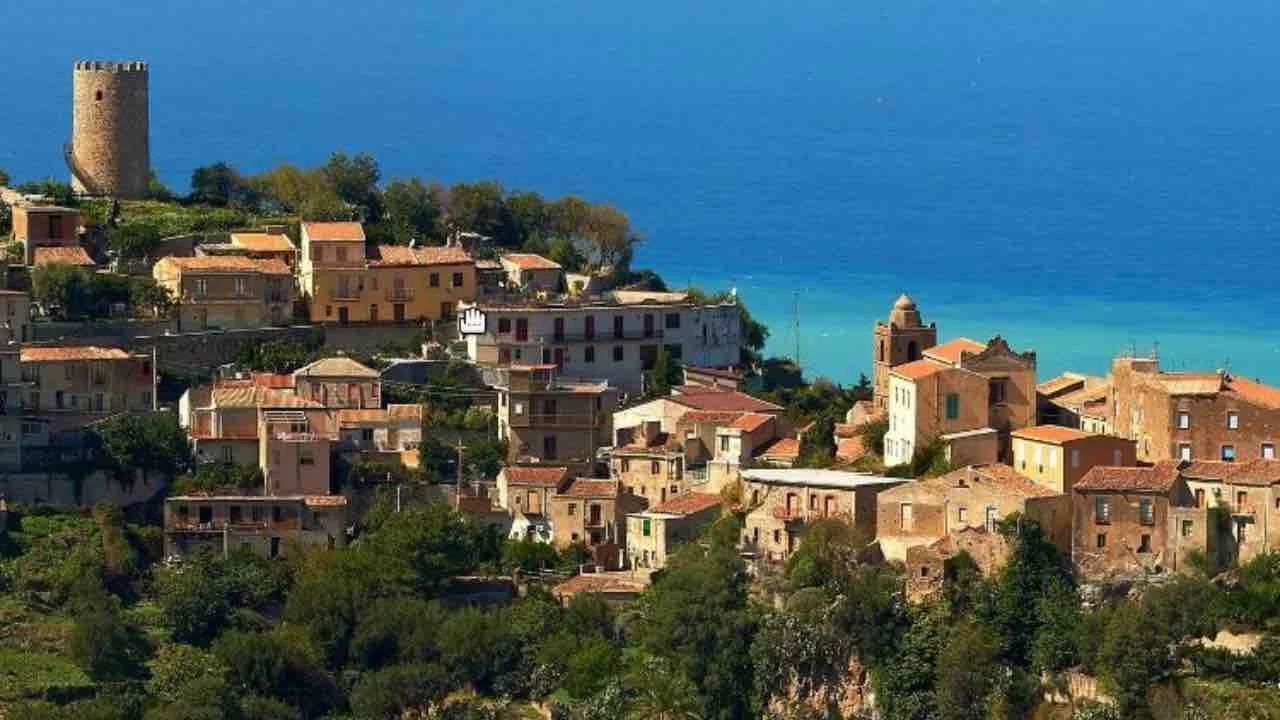 Questo borgo in Sicilia è perfetto per l’estate | una gemma nascosta che regala panorami mozzafiato sul mare