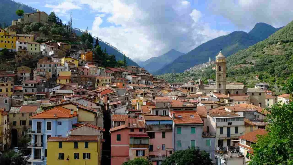 Arte, cultura, natura sono parte integrante di questo magnifico borgo che sembra un quadro, ecco...