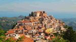 A 500 metri d’altezza, circondato da natura e silenzio: questo borgo siciliano è un rifugio per l’anima | ti sembrerà di viaggiare nel tempo