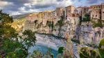Sembra di stare in Grecia, ma siamo in Italia: questo borgo sul Tirreno è un vero Paradiso | Ha vinto tutto e il suo mare è da sogno