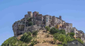 Tra grotte bizantine, viuzze medievali: Questo borgo in Sicilia sembra uscito da un racconto