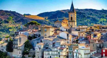 In questo piccolo borgo in Sicilia si parla una lingua segreta | Un dialetto antico e sconosciuto che sorprende anche gli esperti