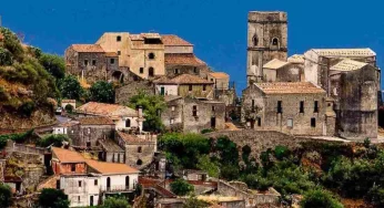 Tra i più belli d’Italia | Questo Borgo Siciliano ha conquistato il mondo: Tra mummie, cinema e panorami