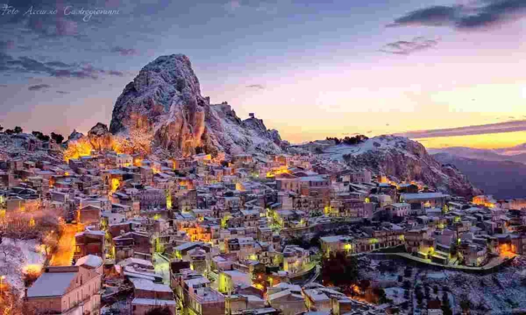 Borgo siciliano: - credits: Accursio Castrogiovanni