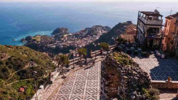 C’è un borgo in Sicilia, arroccato in alto, dove lo sguardo corre lontano e il tempo sembra perdere...