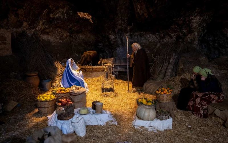 La rievocazione utilizza strumenti originali dell’epoca, rendendo il percorso non solo suggestivo, ma anche rigoroso dal punto di vista storico.