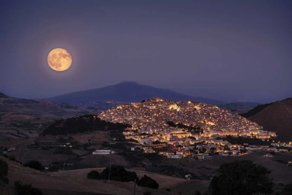 Ci sono luoghi che non esplodono subito, ma crescono dentro. Non fanno rumore, non urlano bellezza...