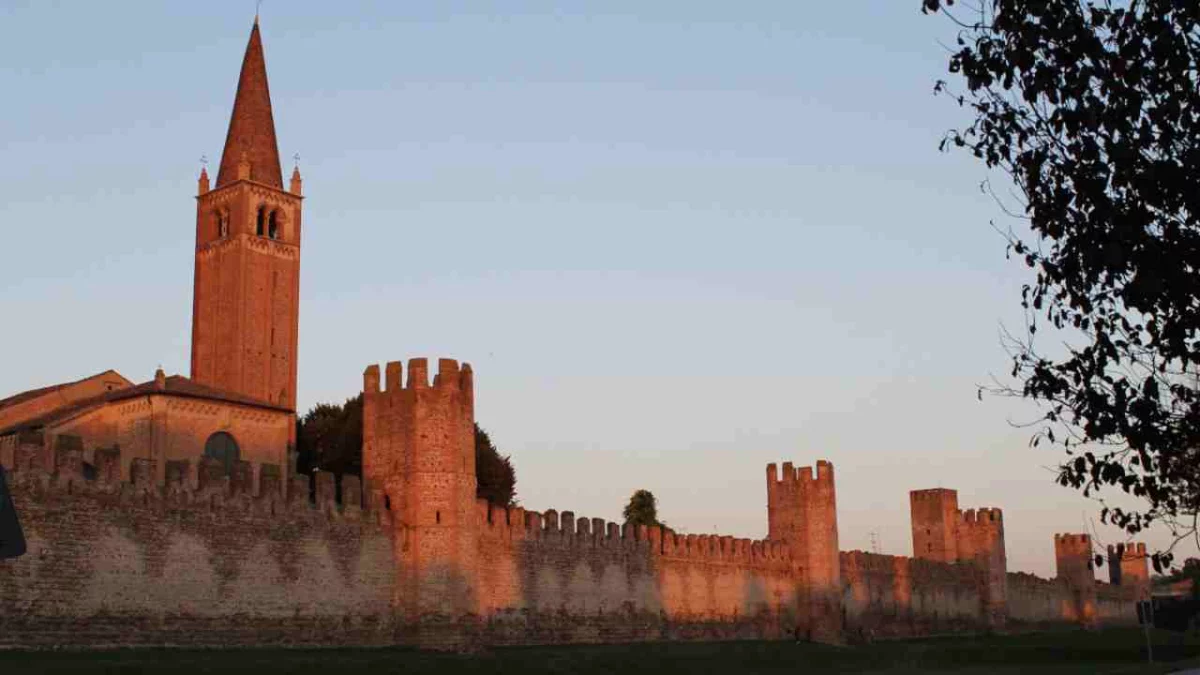 Il borgo italiano con le mura medievali più belle d'Europa