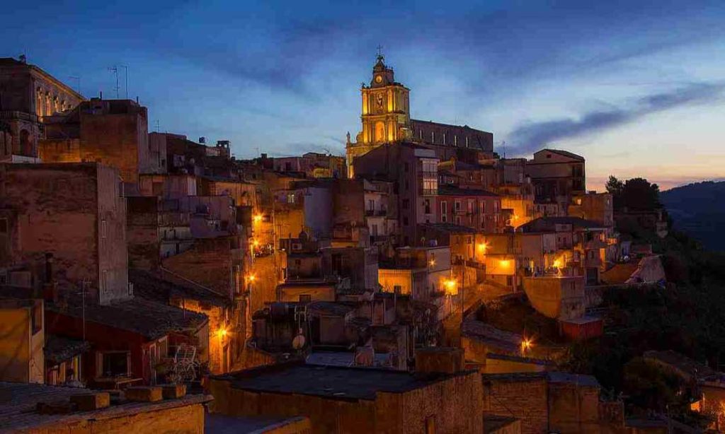 Vicoli di pietra, luce dorata e silenzi che raccontano storie: un borgo siciliano reale, dove il...