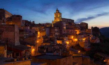 Vicoli di pietra, luce dorata e silenzi che raccontano storie: un borgo siciliano reale, dove il...