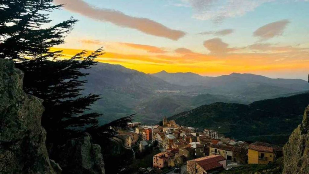 Veduta panoramica di San Mauro Castelverde, borgo delle Madonie arroccato tra cielo e montagne.