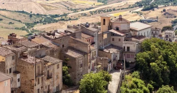 Ci sono luoghi che non si visitano: si incontrano. Sono più di una destinazione, più di un punto...
