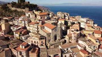 In Sicilia esistono luoghi che non si attraversano soltanto: si osservano, si respirano, si...