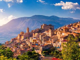 Introduzione A volte non serve andare lontano per cambiare epoca. Basta uscire dalle grandi città e...