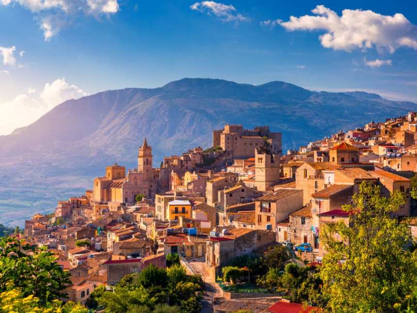 Introduzione A volte non serve andare lontano per cambiare epoca. Basta uscire dalle grandi città e...