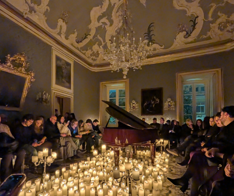 Un luogo fuori dal tempo, centinaia di candele tremolanti e le note intense di Ludovico Einaudi...